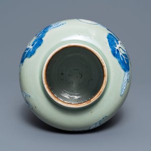 Een Chinese celadon vaas met blauw-wit en onderglazuur rood decor, Kangxi — foto 6