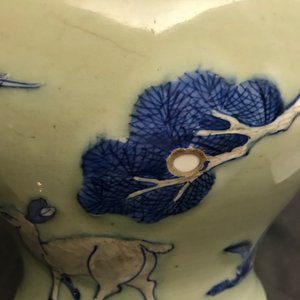 Een Chinese celadon vaas met blauw-wit en onderglazuur rood decor, Kangxi — foto 10