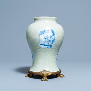 Een Chinese celadon vaas met blauw-witte en koperrode panelen, Kangxi — foto 12