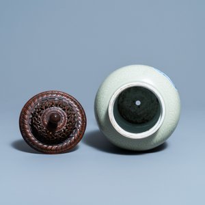 Een Chinese celadon vaas met blauw-witte en koperrode panelen, Kangxi — foto 13
