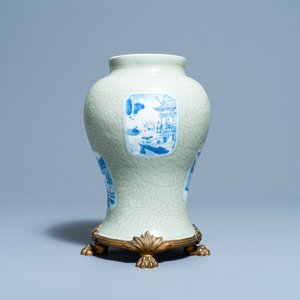 Een Chinese celadon vaas met blauw-witte en koperrode panelen, Kangxi — foto 6