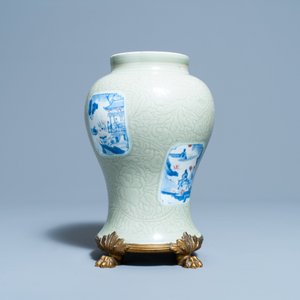 Een Chinese celadon vaas met blauw-witte en koperrode panelen, Kangxi — foto 8