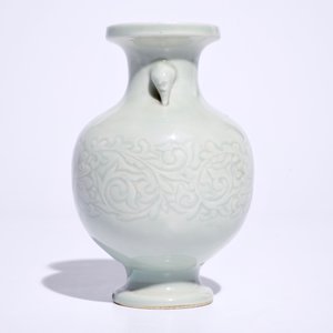 Een Chinese celadon vaas met floraal onderglazuur decor, 18/19e eeuw — foto 4