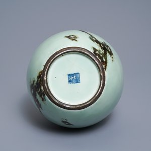 Een Chinese celadon vaas met koperrood decor, Qianlong merk en periode — foto 6