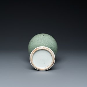 Een Chinese celadon vaas met onderglazuur decor en een junyao-type kom, 19/20e eeuw — foto 13