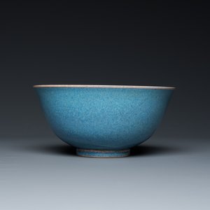 Een Chinese celadon vaas met onderglazuur decor en een junyao-type kom, 19/20e eeuw — foto 3