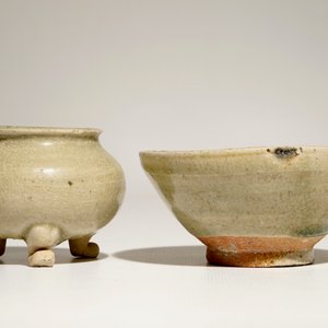 Een Chinese celadon wierookbrander en een kommetje, wellicht Yuan/Ming — foto 2