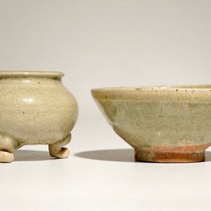 Een Chinese celadon wierookbrander en een kommetje, wellicht Yuan/Ming — foto 3