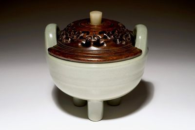 Een Chinese celadon wierookbrander met houten deksel met jade knop, 19e eeuw