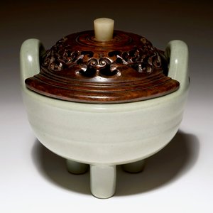 Een Chinese celadon wierookbrander met houten deksel met jade knop, 19e eeuw — foto 1