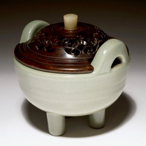 Een Chinese celadon wierookbrander met houten deksel met jade knop, 19e eeuw — foto 2