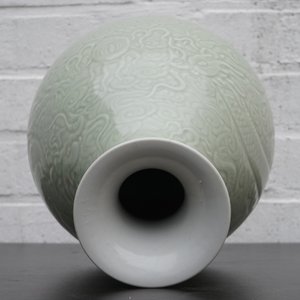 Een Chinese celadon yuhuchunping vaas met onderglazuur decor van een draak, 19/20e eeuw — foto 11
