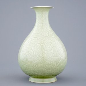 Een Chinese celadon yuhuchunping vaas met onderglazuur decor van een draak, 19/20e eeuw — foto 3