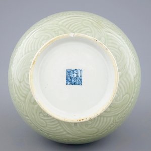 Een Chinese celadon yuhuchunping vaas met onderglazuur decor van een draak, 19/20e eeuw — foto 5