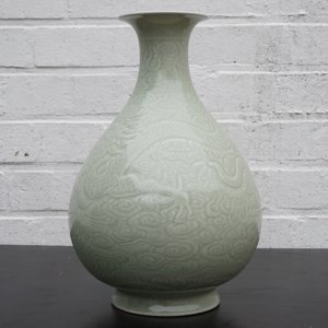 Een Chinese celadon yuhuchunping vaas met onderglazuur decor van een draak, 19/20e eeuw — foto 9