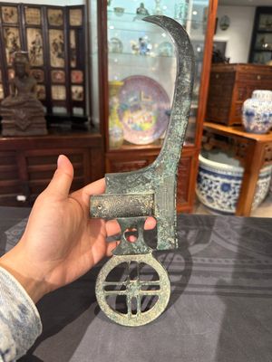 Een Chinese ceremoniële bronzen dolk-bijl, 'ge', periode van Strijdende Staten — foto 1