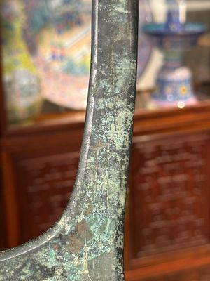 Een Chinese ceremoniële bronzen dolk-bijl, 'ge', periode van Strijdende Staten — foto 2