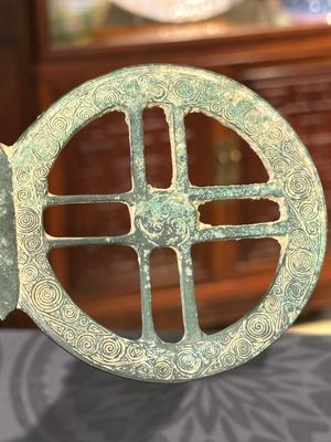 Een Chinese ceremoniële bronzen dolk-bijl, 'ge', periode van Strijdende Staten — foto 5