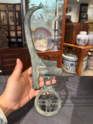 Een Chinese ceremoniële bronzen dolk-bijl, 'ge', periode van Strijdende Staten — foto 6