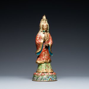 Een Chinese champlevé email en verguld koperen figuur van Guanyin, Qing — foto 1