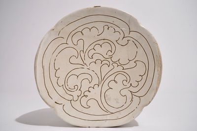 Een Chinese Cizhou hoofdsteun met sgraffiato decor op crême fond, Song, 12e eeuw
