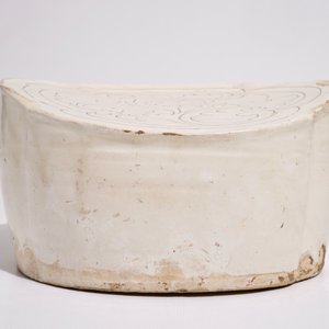 Een Chinese Cizhou hoofdsteun met sgraffiato decor op crême fond, Song, 12e eeuw  — foto 3
