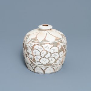 Een Chinese Cizhou 'ingekorte meiping' vaas met gekerfd lotusdecor, Song/Ming — foto 1