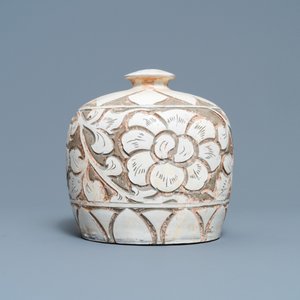 Een Chinese Cizhou 'ingekorte meiping' vaas met gekerfd lotusdecor, Song/Ming — foto 5
