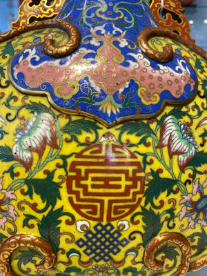 Een Chinese cloisonné 'bianhu' vaas met Shou-karakters op gele en blauwe fondkleur, Jiaqing — foto 11