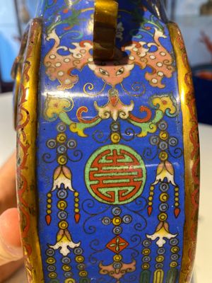 Een Chinese cloisonné 'bianhu' vaas met Shou-karakters op gele en blauwe fondkleur, Jiaqing — foto 14