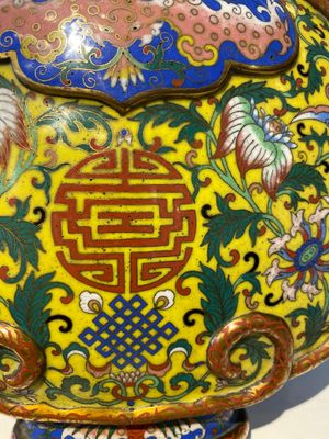 Een Chinese cloisonné 'bianhu' vaas met Shou-karakters op gele en blauwe fondkleur, Jiaqing — foto 17