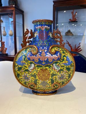 Een Chinese cloisonné 'bianhu' vaas met Shou-karakters op gele en blauwe fondkleur, Jiaqing — foto 2