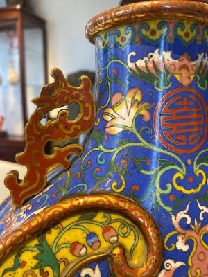 Een Chinese cloisonné 'bianhu' vaas met Shou-karakters op gele en blauwe fondkleur, Jiaqing — foto 7