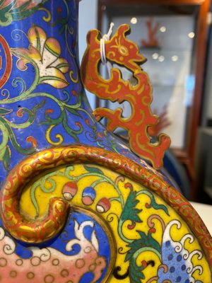 Een Chinese cloisonné 'bianhu' vaas met Shou-karakters op gele en blauwe fondkleur, Jiaqing — foto 9