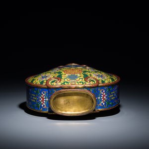Een Chinese cloisonné 'bianhu' vaas met Shou-karakters op gele en blauwe fondkleur, Jiaqing — foto 7