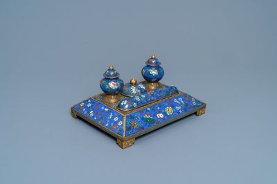 Een Chinese cloisonné bureauset, 19e eeuw