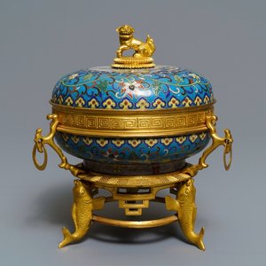 Een Chinese cloisonné dekseldoos met verguld bronzen montuur, 19e eeuw — foto 1