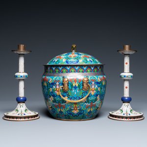 Een Chinese cloisonné dekselkom en een paar kandelaars, 19/20e eeuw — foto 4
