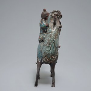 Een Chinese cloisonné en bronzen wierookbrander in de vorm van een wijze op een kylin, zegelmerk, 19e eeuw — foto 5