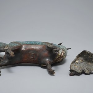Een Chinese cloisonné en bronzen wierookbrander in de vorm van een wijze op een kylin, zegelmerk, 19e eeuw — foto 7