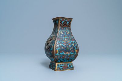 Een Chinese cloisonné 'fanghu' vaas, Wanli