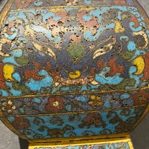 Een Chinese cloisonné 'fanghu' vaas, Wanli — foto 17