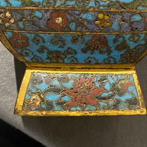 Een Chinese cloisonné 'fanghu' vaas, Wanli — foto 18