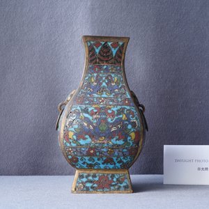 Een Chinese cloisonné 'fanghu' vaas, Wanli — foto 28