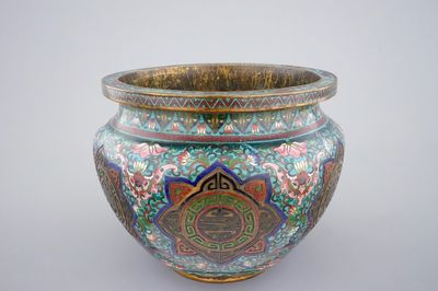 Een Chinese cloisonné jardinière, 18/19e eeuw