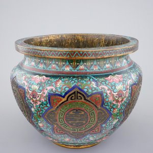 Een Chinese cloisonné jardinière, 18/19e eeuw — foto 1