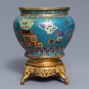 Een Chinese cloisonné jardinière met '100 antiquiteiten' decor op verguld bronzen voet, 18/19e eeuw — foto 1