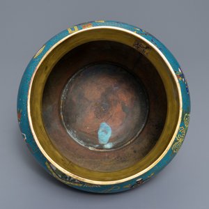 Een Chinese cloisonné jardinière met '100 antiquiteiten' decor op verguld bronzen voet, 18/19e eeuw — foto 6