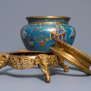 Een Chinese cloisonné jardinière met '100 antiquiteiten' decor op verguld bronzen voet, 18/19e eeuw — foto 8
