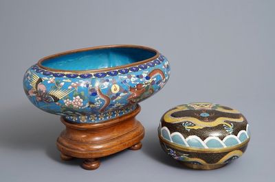 Een Chinese cloisonné jardinière op houten sokkel en een dekseldoos, 19/20e eeuw